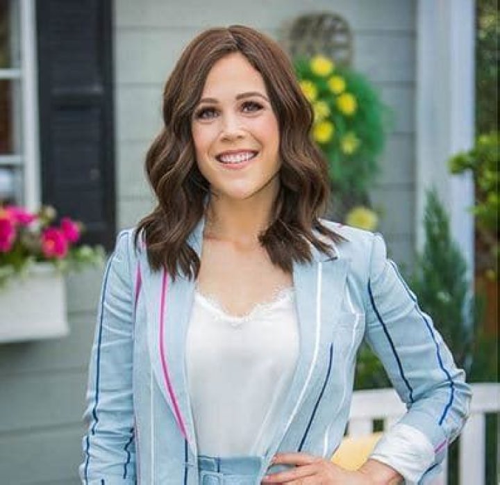 Erin Krakow Biography: Is she married? Find out her biography, married, dating, family life, body measurement, career, net worth