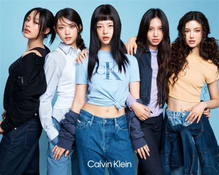 
“Glad the girls are being protected”: Fans react to NewJeans’ bodyguard using a unique way to fend off photographers 