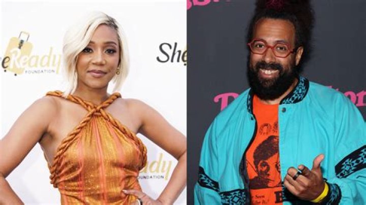 
Is Reggie Watts Married to Wife? Or Dating a Girlfriend? 