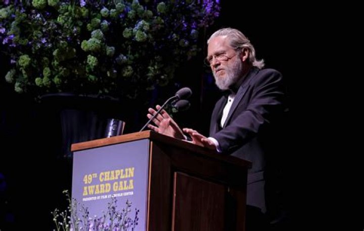 
Jeff Bridges Illness & Health Update 2022- What happened To His Voice? 