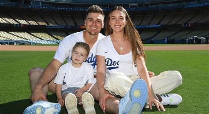 Kike Hernandez is Married to Wife: Mariana Vicente. Kids
