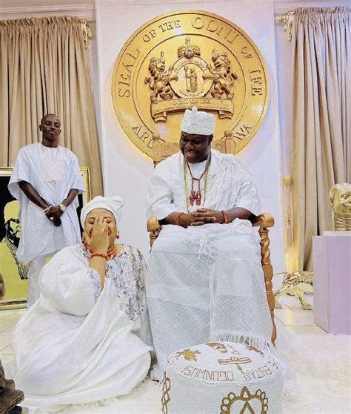 
Queen Ronke, the Ooni of Ife’s fifth wife, is warmly welcomed by the Ooni of Ife’s sister. 